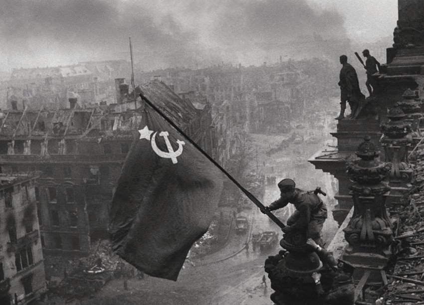 Soldiers+raising+the+Soviet+flag+over+the+Reichstag,+Berlin+1945